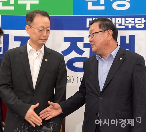 [포토]백운규 산업장관과 인사 나누는 김태년 정책위의장