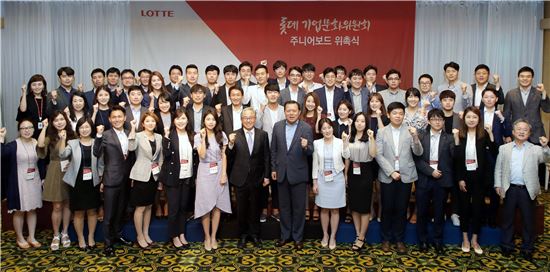 7월 31일 서울 잠실 롯데호텔에서 진행된 롯데 기업문화위원회 주니어보드 위촉식에서 기업문화위원회 공동위장인 황각규 롯데 경영혁신실장(아랫줄 좌측에서 9번째), 이경묵 서울대 교수(아랫줄 좌측에서 8번째))이 주니어보드 46명과 함께 기념촬영을 하고있다.
