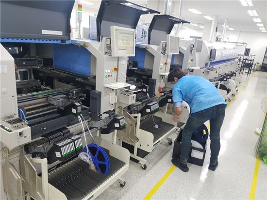 대전 유성구 대덕테크노밸리 내 시스웍 공장에서 근로자들이 고효율의 BLDC모터를 생산하고 있다.