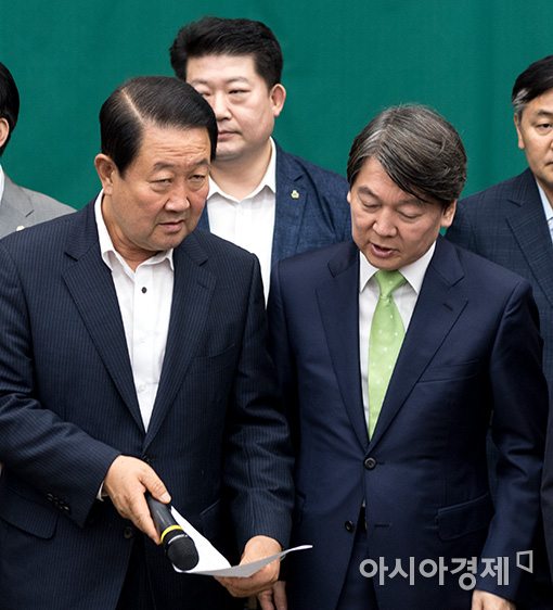 [포토]사과문 문구 확인하는 안철수