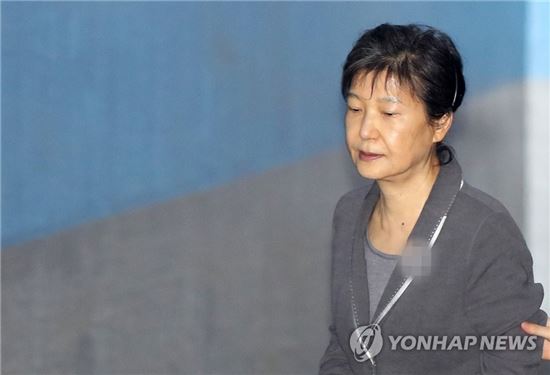 “굉장히 예의 없어” 박근혜·최순실 변호인단 ‘법정 신경전’ 