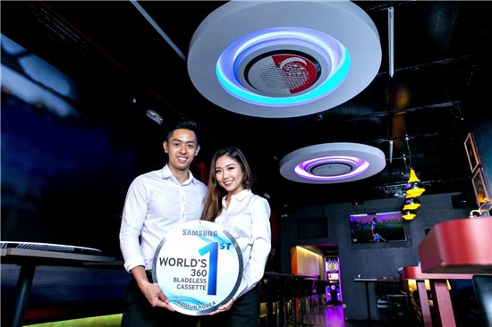 싱가포르의 젊은이들이 즐겨찾는 탄종파가(Tanjong Pagar) 지역에 위치한 레스토랑에 설치된 360 카세트. 360 카세트의 원형 디자인은 어떤 공간에서도 조화를 이루는 것이 특징이며, 전면 원형 패널(Panel)과 주변에 국기, 다양한 색상의 조명 등을 적용해 인테리어 효과를 극대화 할 수 있다. 