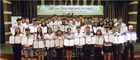 지난달 28일 서울 양재동 힐스테이트 갤러리에서 열린 '제 3기 힐스테이트 꿈키움 멘토링 봉사단' 해단식에 참석한 현대건설 임직원과 대학생, 지역청소년들이 파이팅을 외치고 있다. 