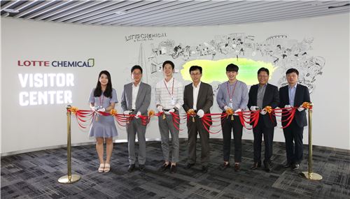 ▲김교현 롯데케미칼 대표가(왼쪽에서 4번째)와 임직원들이 1일 잠실 롯데월드타워에 'VISITOR CENTER' 오픈기념식을 열고 있다. 