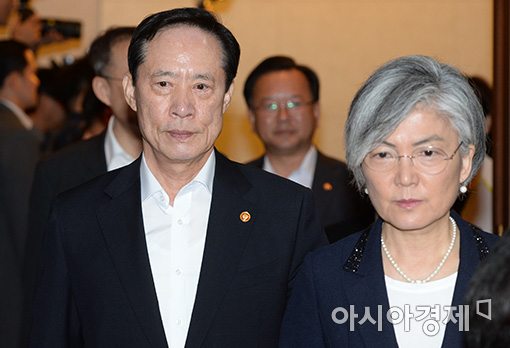 [포토]표정 굳은 송영무·강경화 장관