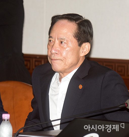 [포토]국무회의 참석하는 송영무 장관