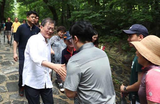 ‘등산 마니아’ 문 대통령 휴가 중 오대산 산행, 시민들과 셀카 찍기도