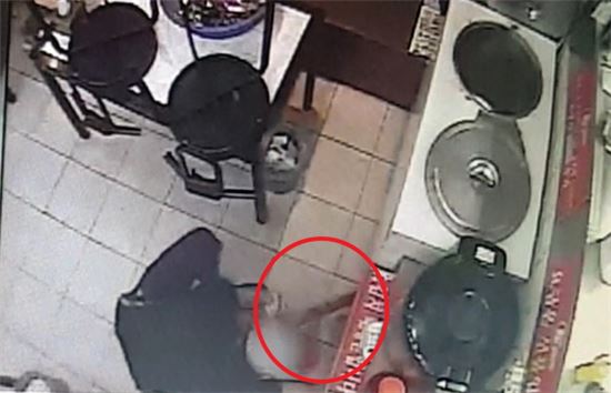 최모(43)씨가 지난달 12일 한 식당에서 현금가방을 훔치는 장면. 최씨는 상습야간주거침입절도 혐의를 받고 있다. (사진 제공=서울 서부경찰서)