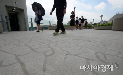 [포토]불안한 공중보행로 산책