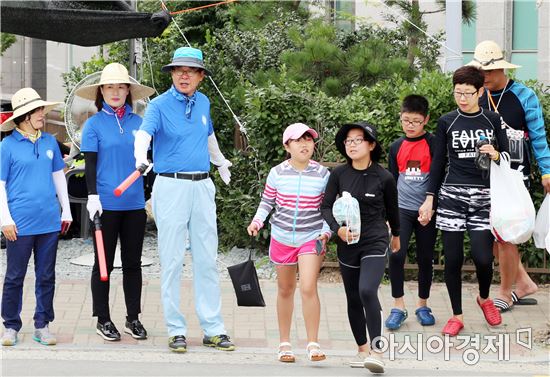 김성 장흥군수, 군의회 의원 7명 전원 축제장 교통 봉사 나서