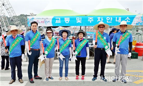 김성 장흥군수, 군의회 의원 7명 전원 축제장 교통 봉사 나서