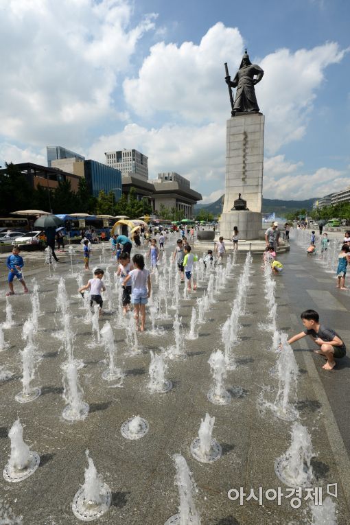 [포토]맑은 하늘 아래 물놀이