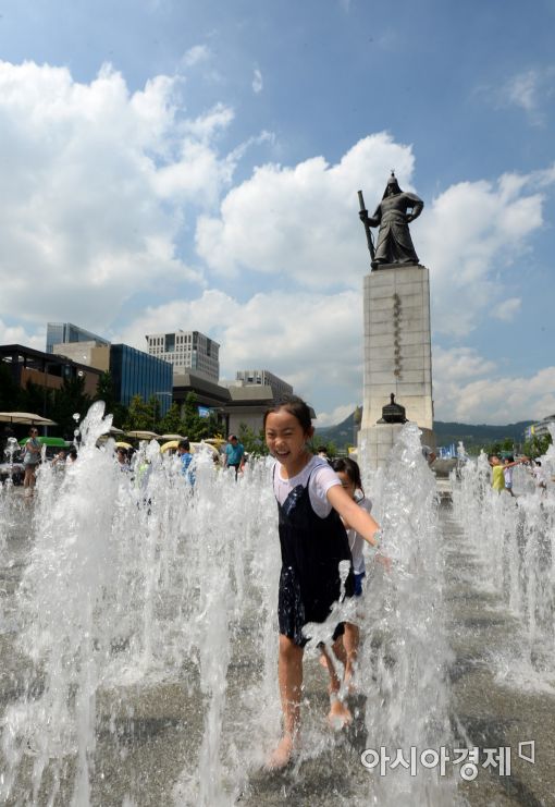 [포토]맑은 하늘 아래 물놀이