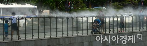 [포토]물안개로 식히는 폭염