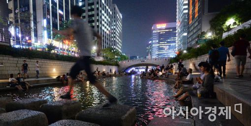 [포토]열대야에 청계천 찾은 시민들