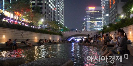 [포토]열대야에 청계천 찾은 시민들