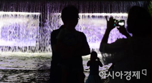 [포토]청계천 인공폭포와 함께 '찰칵'