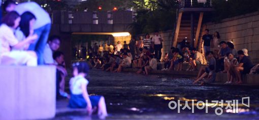 [포토]열대야 극복은 청계천에서