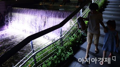 [포토]열대야에 청계천 찾는 시민들