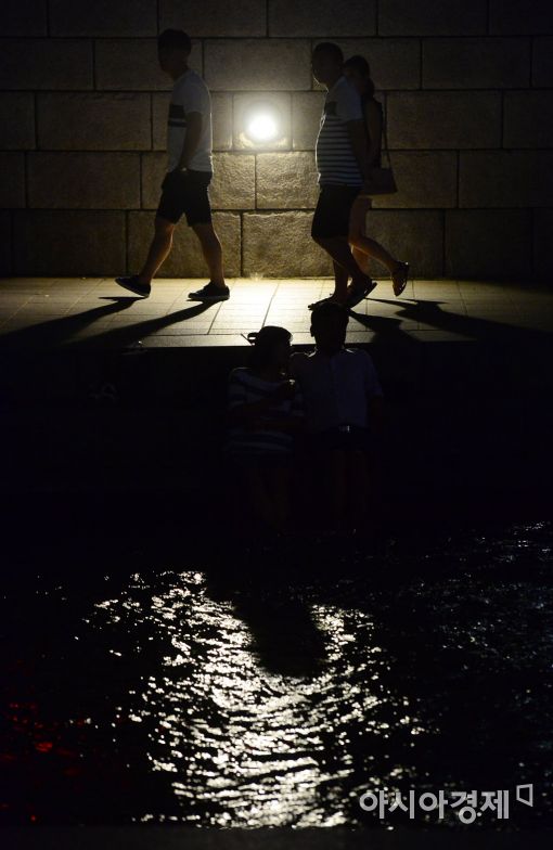 [포토]열대야에 청계천 피서