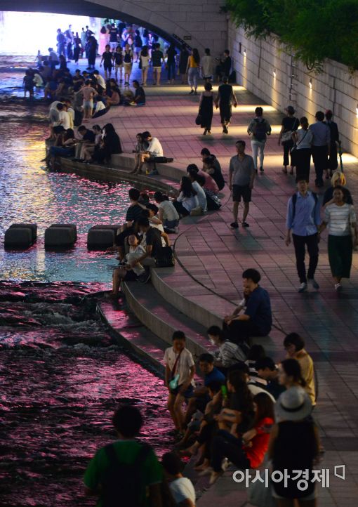 [포토]열대야에 밤을 잊은 청계천