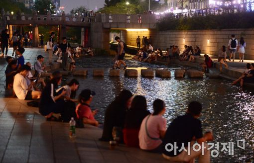 [포토]열대야 피해 청계천으로!