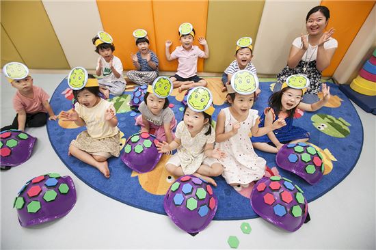 SK텔레콤의 사내 어린이집 '행복날개'가 국제표준화기구(IOS)의 국제 인증을 획득했다고 2일 밝혔다. 사진은 '행복날개'에 다니는 어린이들의 모습.
