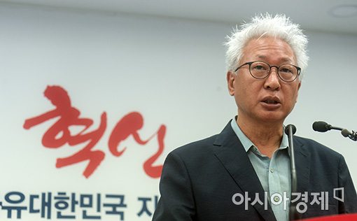 한국당 연찬회, '朴 출당' 화두…국감·지방선거 전략 모색도