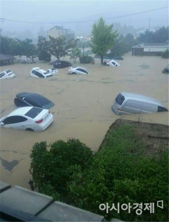 폭우로 불어난 강물에 침수된 차량들(사진=아시아경제 DB, ※기사와 직접적인 관련은 없습니다.) 