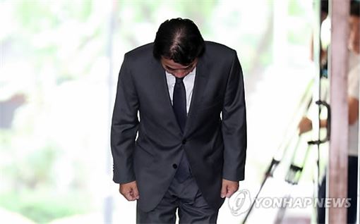 '갑질 논란' 이장한 종근당 회장 경찰 출석…"백번 사죄드린다"