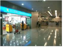 중국 상해 푸동공항 입국장 면세점 모습 