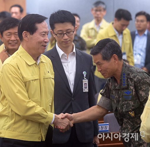 [포토]정경두 공군참모총장과 인사하는 송영무 장관