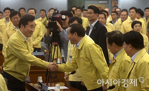 [포토]시도지사들과 인사하는 이낙연 총리