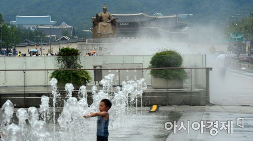 지난 2일 서울 종로구 광화문광장 바닥분수를 찾은 어린이가 물놀이를 하며 더위를 식히고 있다. (사진=문호남 기자)