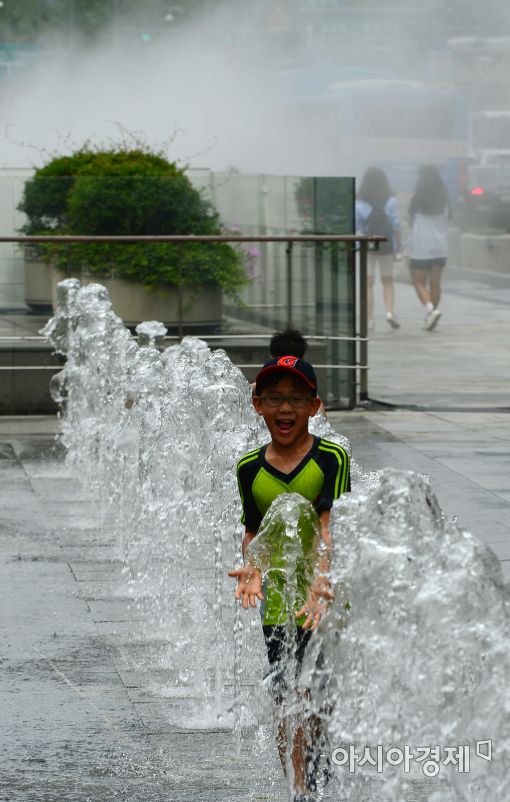 [포토]더위 식혀주는 바닥분수와 쿨링 포그