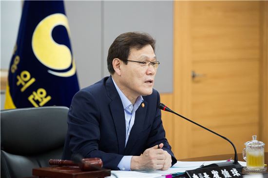최종구 "가계대출 쏠린 금융사 영업관행 개선하겠다"