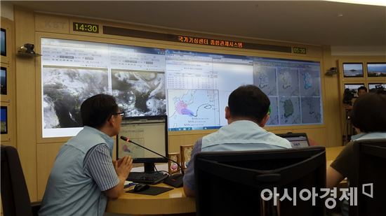 2일 오후 서울 동작구 기상청에서 '제5호 태풍 노루 현황 및 전망'을 주제로 한 브리핑이 열리고 있다.