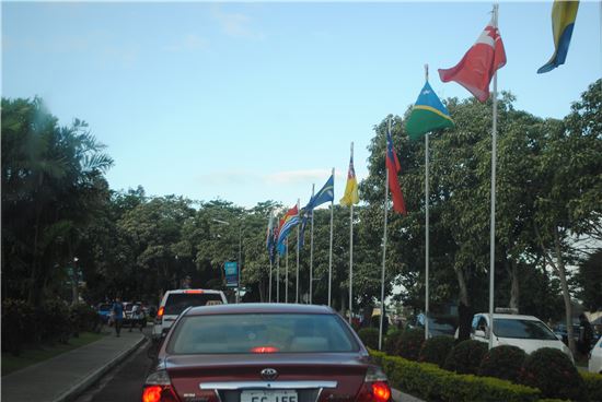 ▲수바에 위치한 남태평양대학에 각국들의 국기가 휘날리고 있다. 이들 나라의 국기가 기후변화로 사라질 위기에 처했다. 