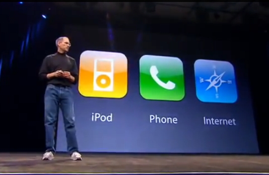 스티브 잡스 애플 전 최고경영자(CEO)가 2007년 맥월드 2007 행사에서 아이폰을 소개하는 장면.