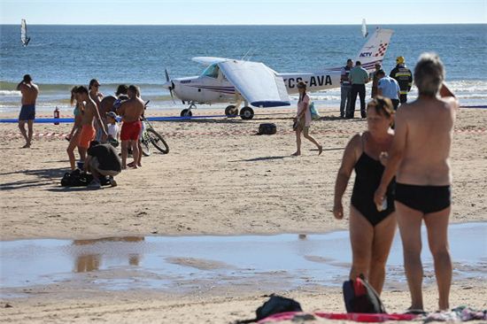 포르투갈 리스본 인근 사오하오 해변에 경비행기가 들이닥쳐 2명이 사망했다/사진=연합뉴스