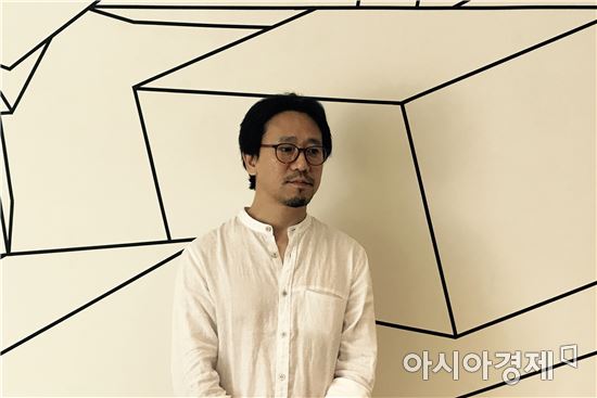 기술과 예술 딜레마 속 부유하는 육면체