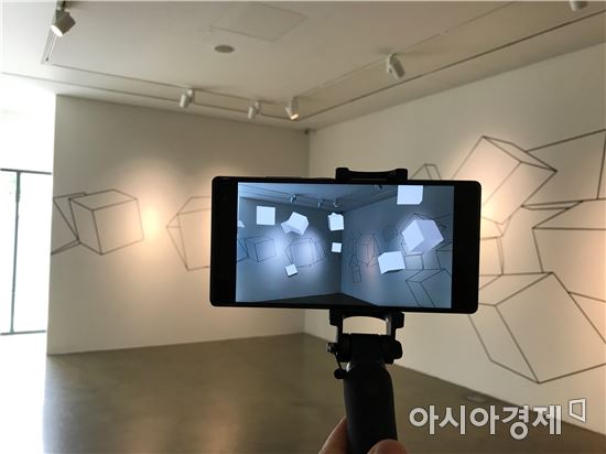 기술과 예술 딜레마 속 부유하는 육면체