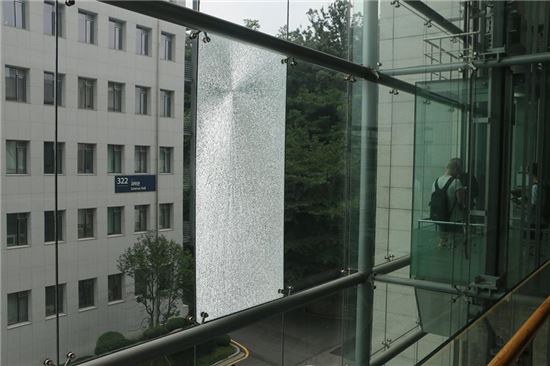 연세대 6층서 난데없이 강화유리창 와장창…범인 알고봤더니