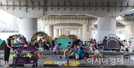 [포토]폭염 피해 다리밑으로 모인 시민들