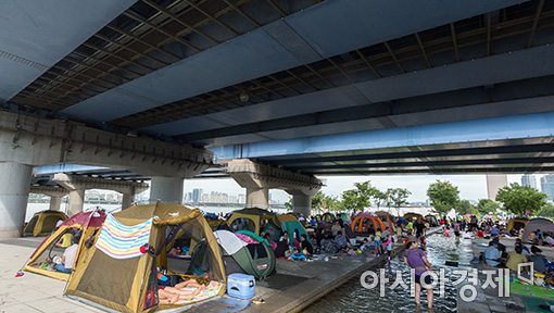 [포토]"더위 피해 왔습니다"