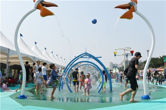 연이은 폭염 속 중랑은 곳곳이 물놀이 천국