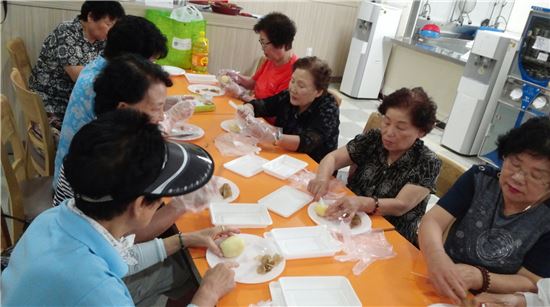 성남시의 노인사회활동지원사업에 참여한 노인들이 간식을 준비하고 있다. 