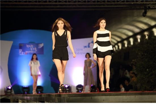 청계천에서 즐기는 ‘수상패션쇼’