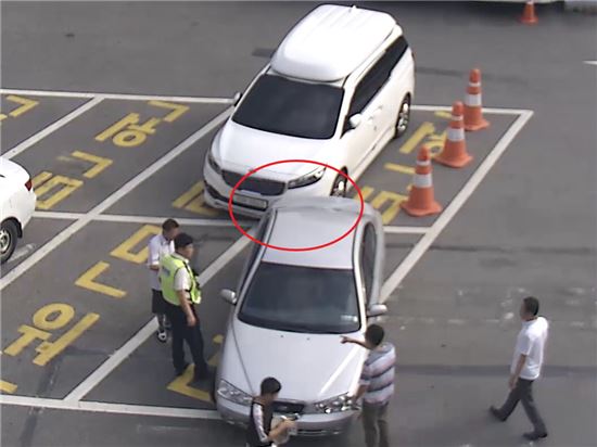 지난 2일 술에 취한 채 운전연습을 하다 서울 마포경찰서로 잘못 들어온 중국 국적 A(58)씨가 경찰서 주차장에서 주차 차량을 들이받은 후 경찰의 조사에 응하고 있다. (사진제공=마포경찰서)