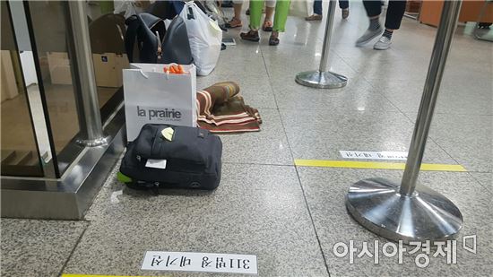 4일오전7시30분 서울중앙지방법원 서관 2층에서 시민들이 방청권을 받기 위해 법원에 도착한 순서대로 가방을 세워놓은 모습.(사진=원다라 기자)